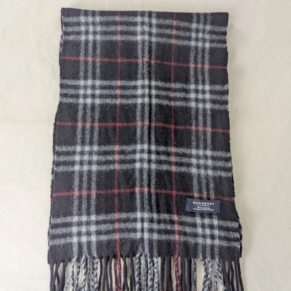 Burberry Scarf Navy – Unisex 100% Lambswool – Pre-Loved – Elegant & Cozy Wrap - Picture 5 of 7